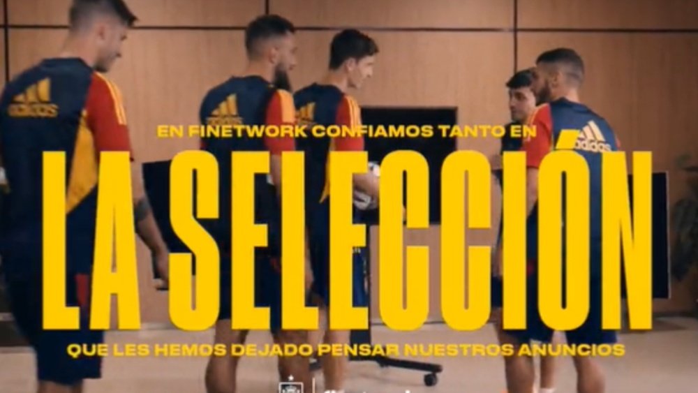 Los cinco futbolistas de España que participaron en el anuncio. Captura/Finetwork