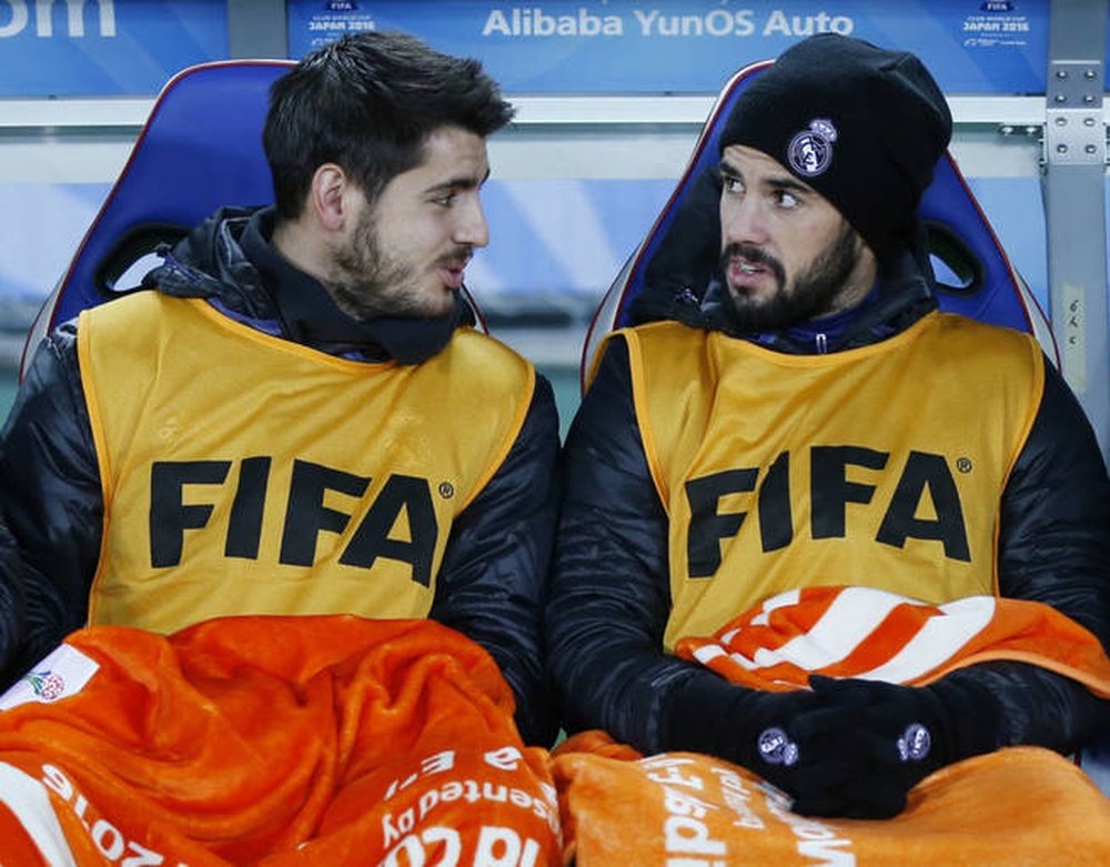 Morata et Isco, sur les bancs du Real Madrid lors d'un match de Ligue des champions. EFE