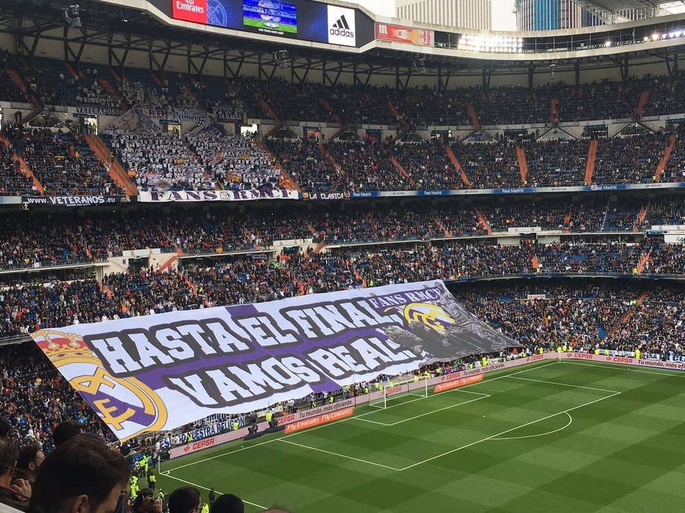Tradicional mosaico del Madrid en el Bernabéu. Twitter