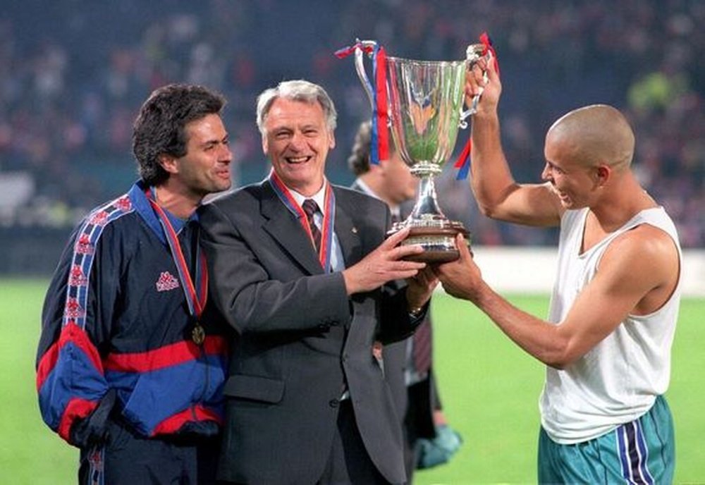 Mourinho, Bobby Robson y Ronaldo celebran el triunfo en la Recopa. AFP