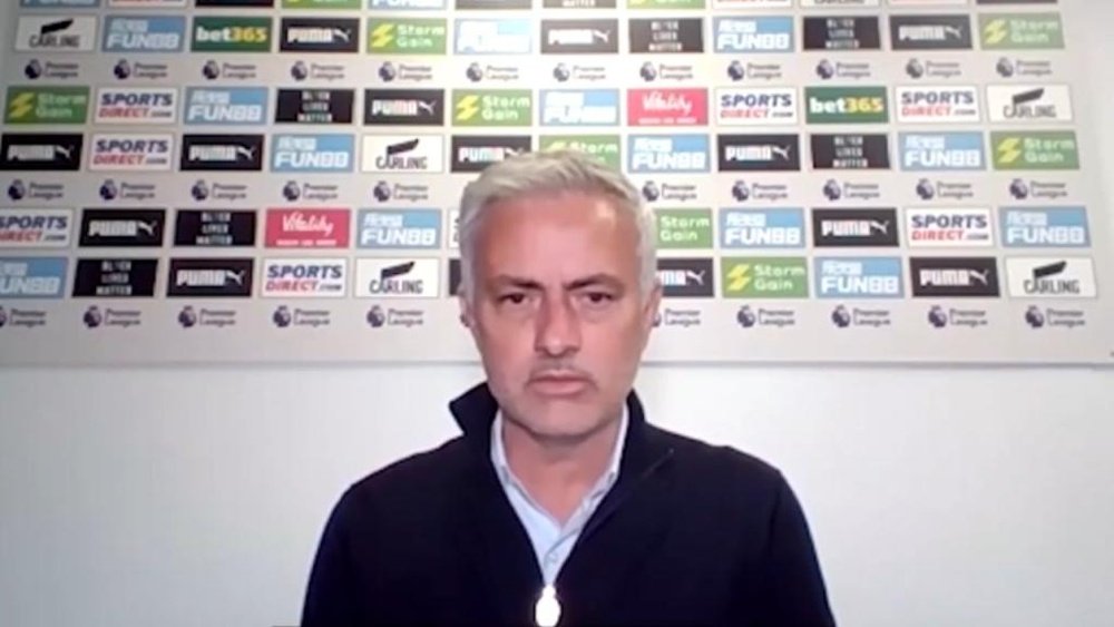 Mourinho se encaró con un periodista tras el triunfo del Tottenham. Captura/Omnisport