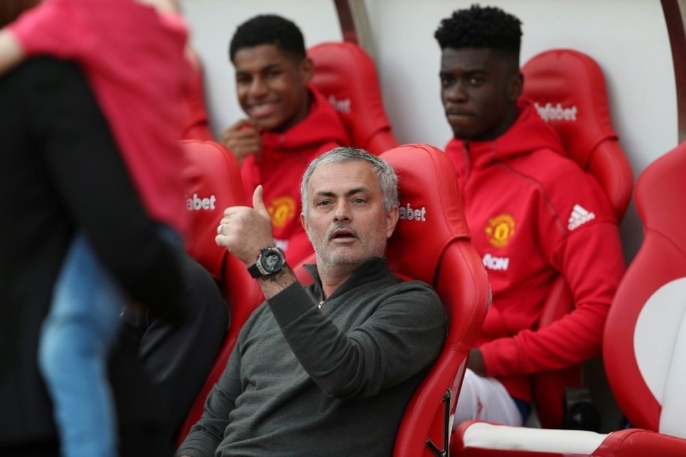 Mourinho, coach du Manchester United, assis sur les bancs, lors d'un match de Premier League. AFP