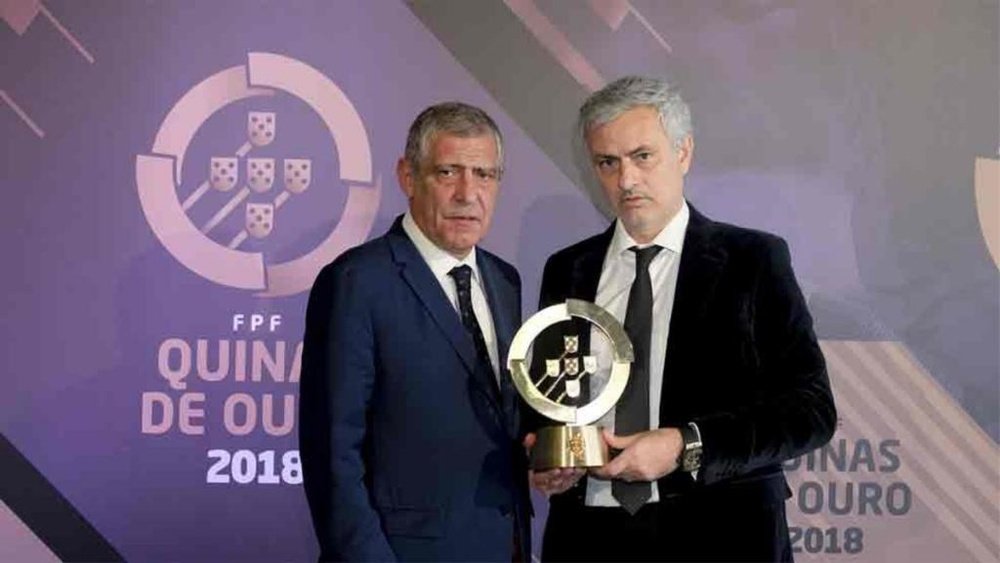 Mourinho recibió un premio. EFE