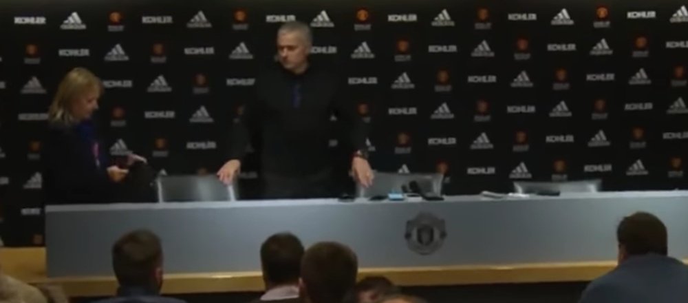 Mourinho bromeó con la falta de agua en sala de prensa. Captura/Youtube