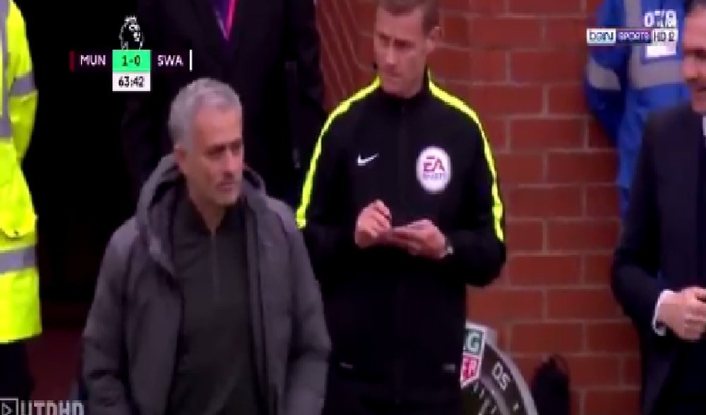 Mourinho jokingly warmed up to come on. Twitter
