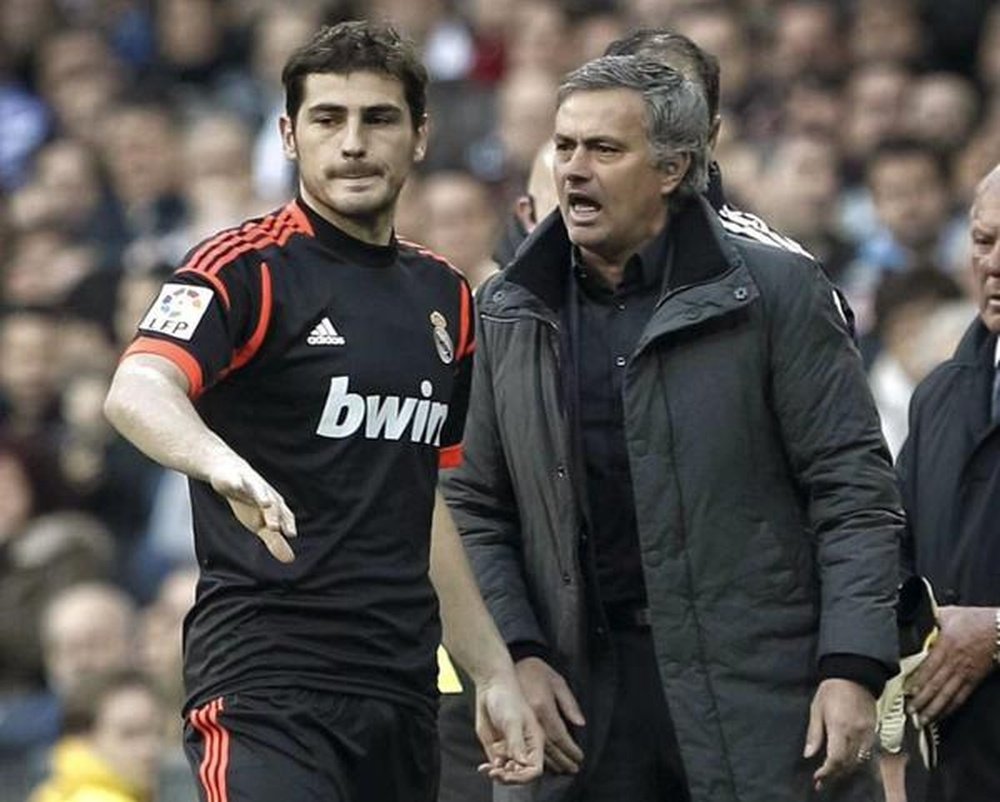 Mourinho junto a Iker Casillas, durante un partido con el Real Madrid. Twitter