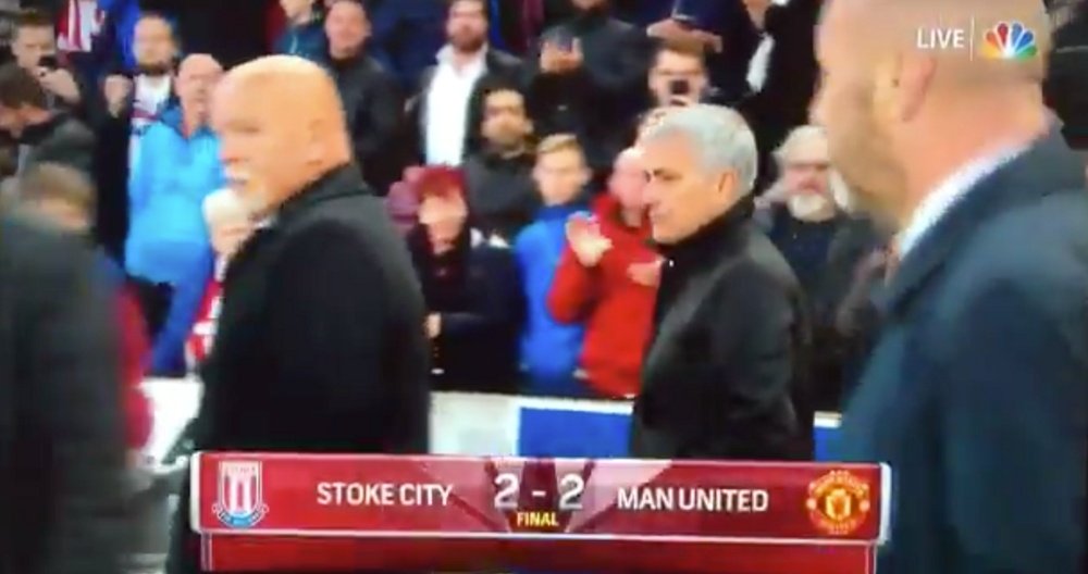 Mourinho no quiso saludar a Hughes tras el Stoke-United. Twitter/NBC