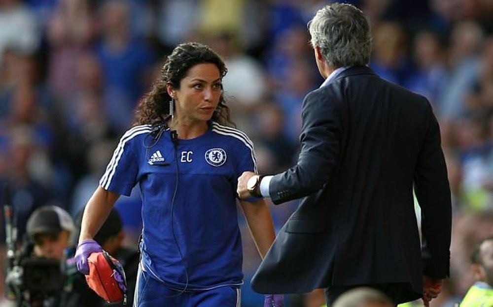 Mourinho y Eva Carneiro hablan durante el choque entre el Chelsea y el Swansea. Twitter