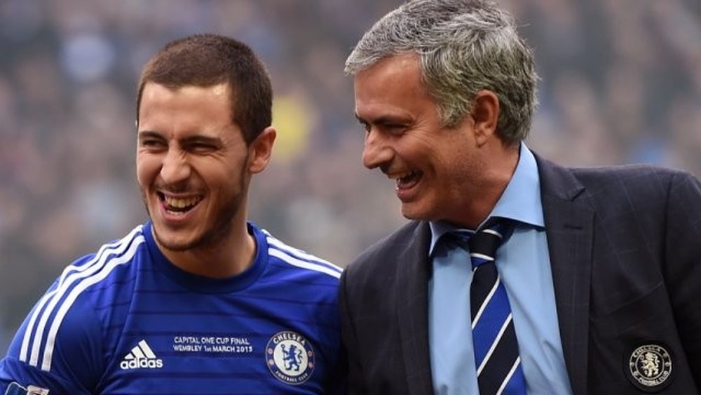 Mourinho y Hazard conversan después de un partido del Chelsea. Chelsea FC.