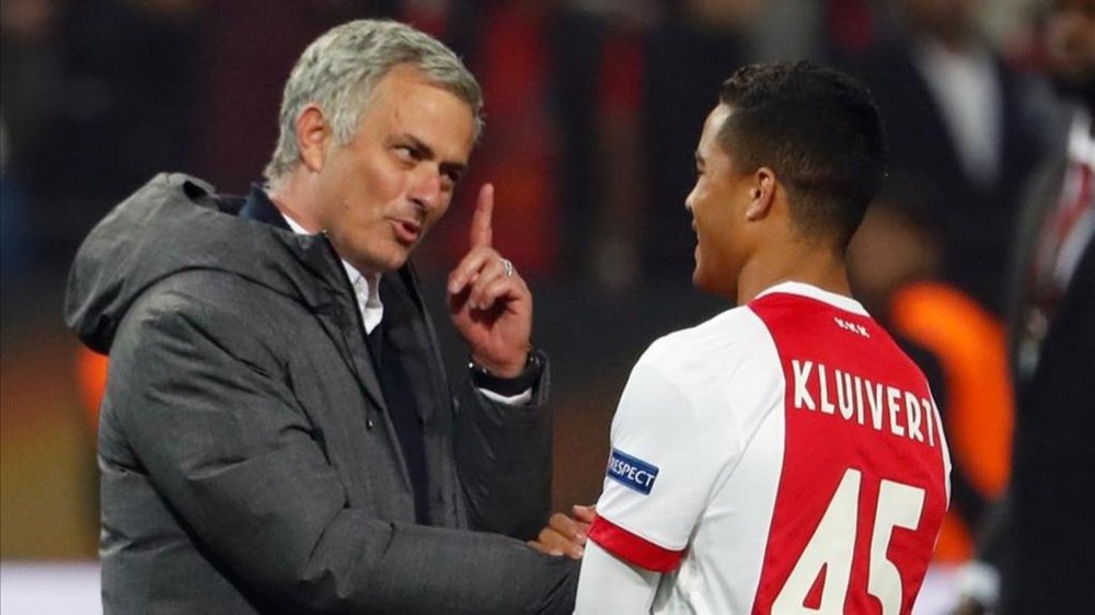 Mourinho no quiere que nadie se adelante con Kluivert. AFP