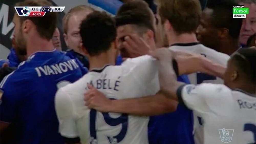 Moussa Dembélé le mete el dedo en el ojo a Diego Costa en una trifulca. Captura/Canal+
