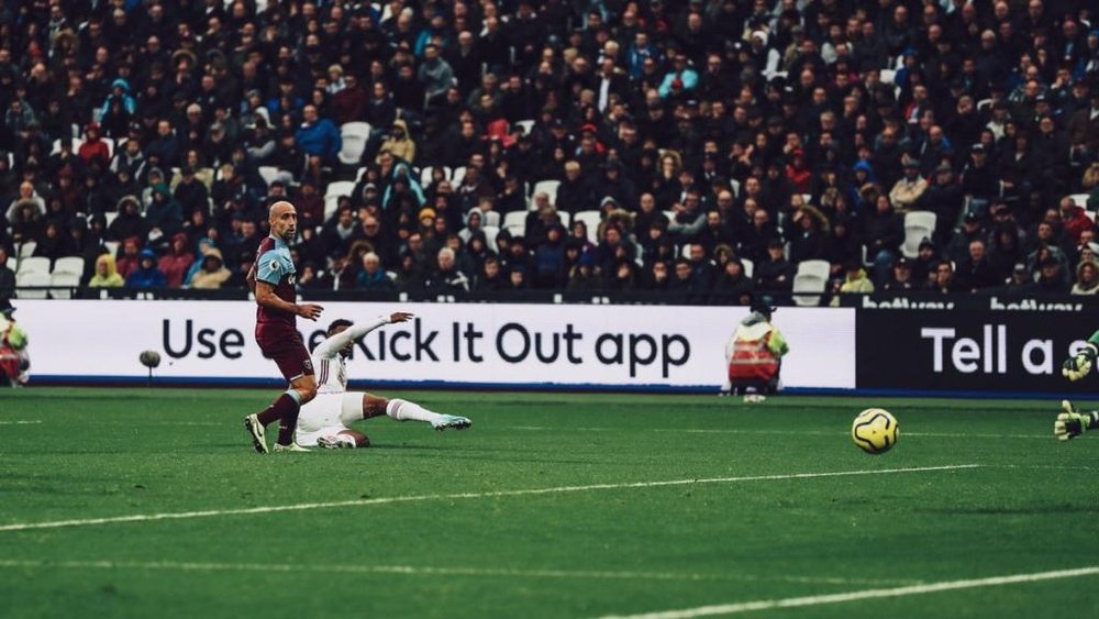 Deux supporters de West Ham arrêtés pour des gestes homophobes. SheffieldUnited