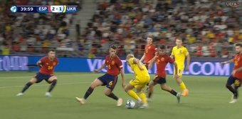 Mykhaylo Mudryk dio una auténtica exhibición en el Ucrania-España. Prácticamente, el primer balón que tocó terminó con gol de su Selección. En el área, regateó a Víctor Gómez y retrasó el esférico para que Artem Bondarenko abriera la lata.
