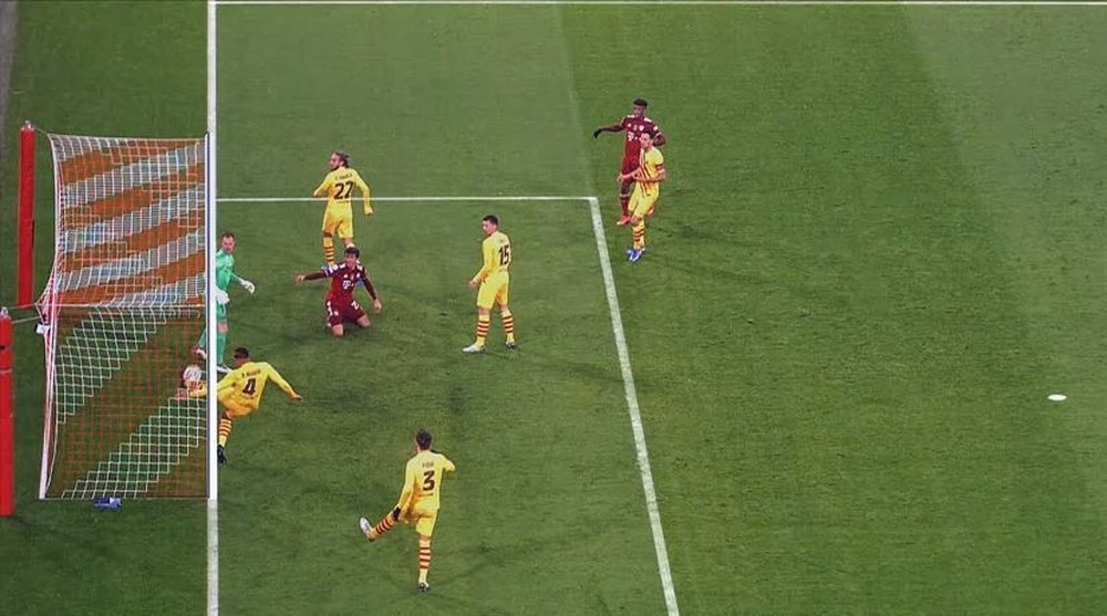 Lewandowski bailó a Piqué y Müller acercó al Barça a la Europa League. Captura/Movistar+