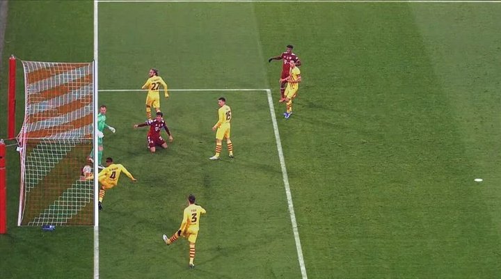 Lewandowski bailó a Piqué y Müller acercó al Barça a la Europa League con suspense