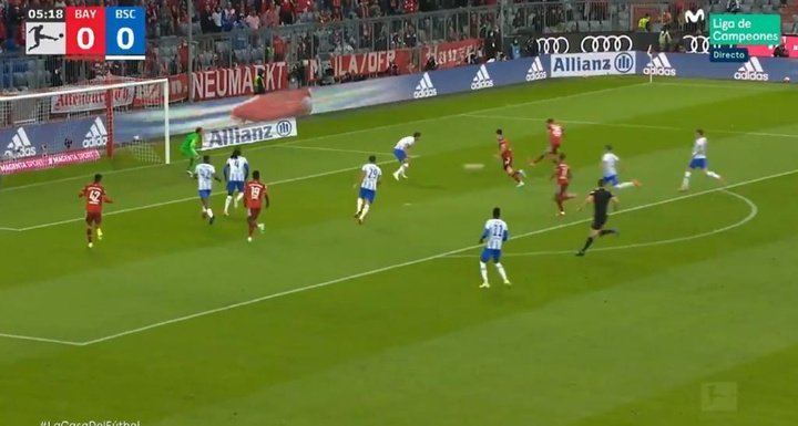 Lewandowski asistió a Müller sin tocarla en el 1-0