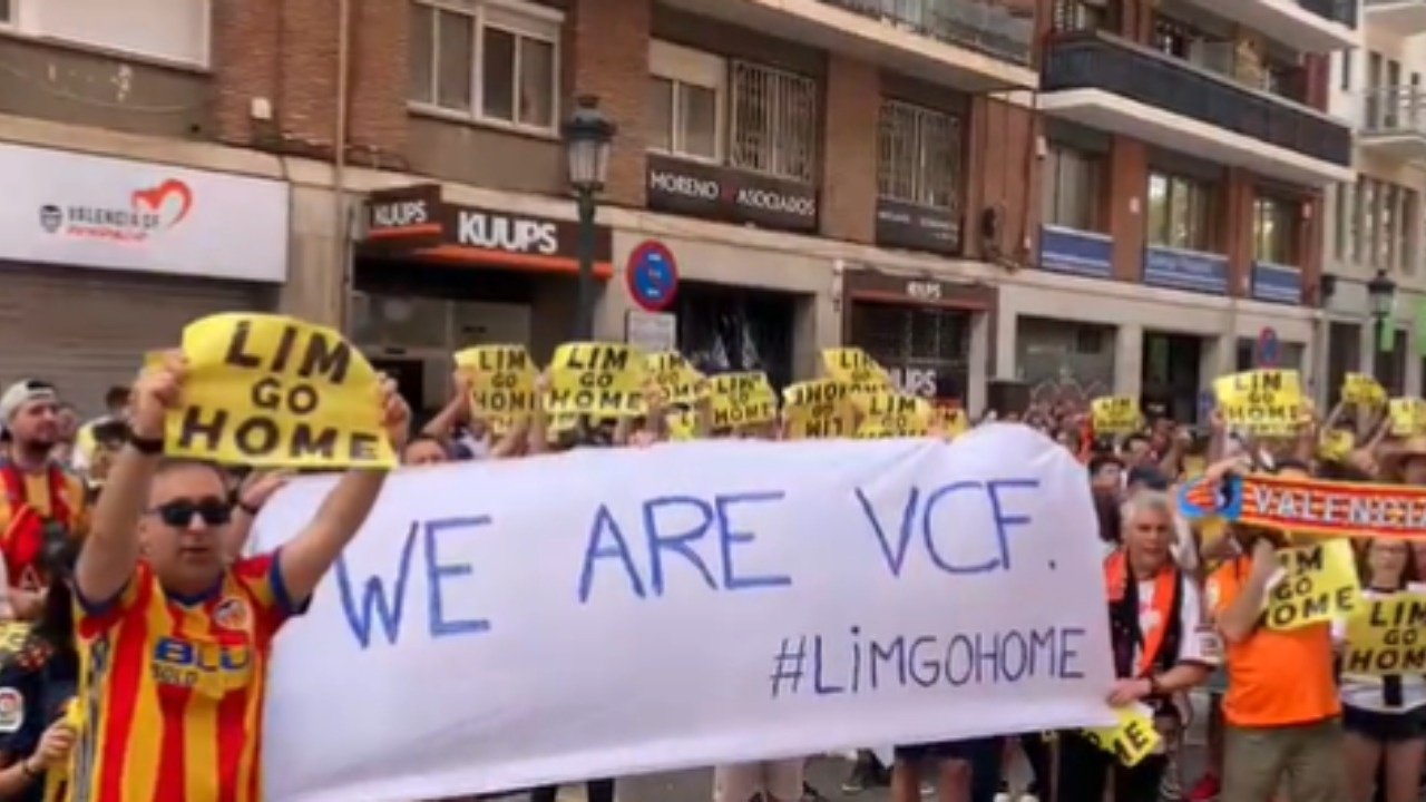 La afición del Valencia pidió la salida de Peter Lim. Captura/Carrusel