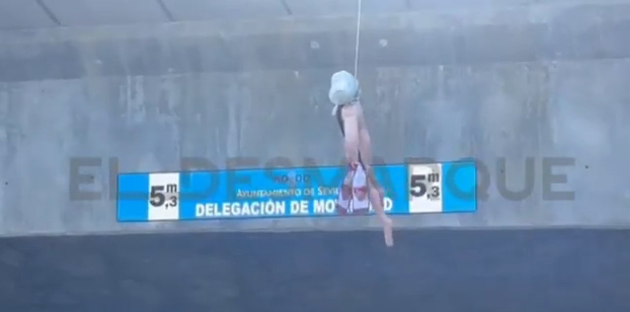Amenazan a Del Nido Carrasco con un muñeco colgado. Captura/ElDesmarque