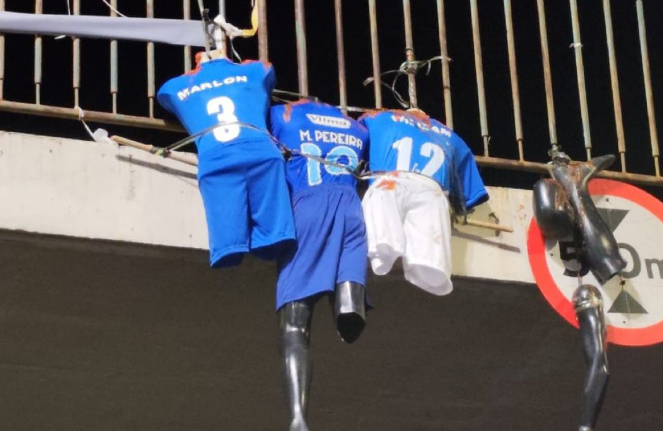 Cuelgan de un puente muñecos decapitados con camisetas de 3 jugadores de Cruzeiro