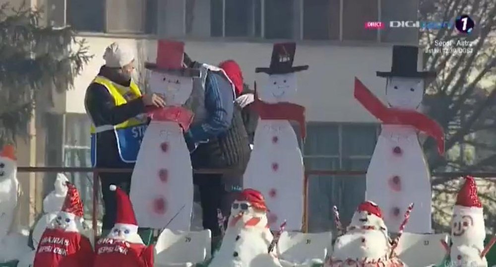 Snowmen in attendance in Romania. Screenshot/DigiSport