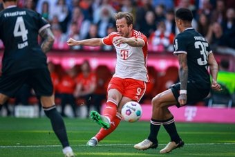 El Bayern de Múnich venció por 2-1 al Eintracht de Frankfurt en el duelo previo a la ida de las semifinales de la Champions League. Harry Kane avisó al Real Madrid con un doblete que mantiene la buena racha de los de Thomas Tuchel, que acumulan 4 victorias seguidas.