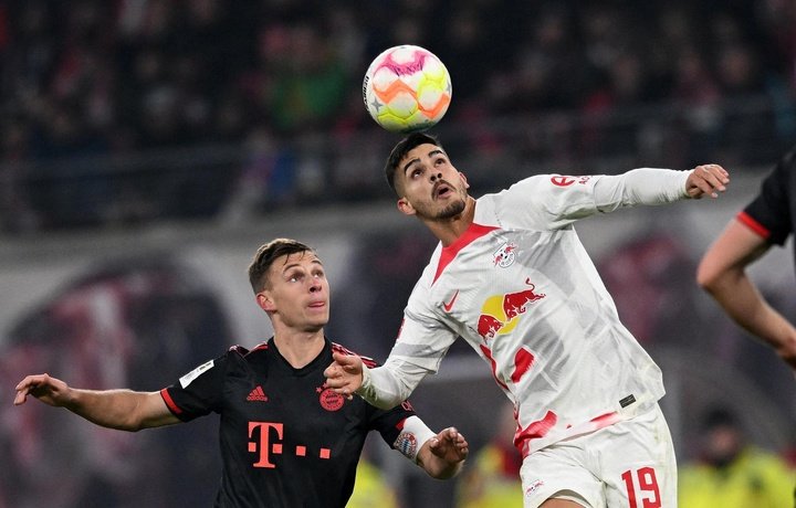 Halstenberg le roba dos puntos al Bayern