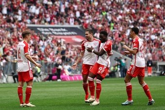 El Bayern de Múnich se impuso al Köln por 2-0 en un partido que no se desatascó hasta la segunda parte. Raphael Guerreiro, con un golazo, y Thomas Müller, ya con el tiempo cumplido, le dieron el triunfo a los de Thomas Tuchel, que cumplen con su parte para retrasar, al menos 24 horas, el alirón del Bayer Leverkusen.