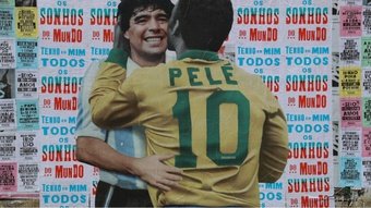 Maradona conheceu Pelé em 9 de abril de 1979. O craque argentino viajou para o Rio de Janeiro para se encontrar pela primeira vez com o astro brasileiro.