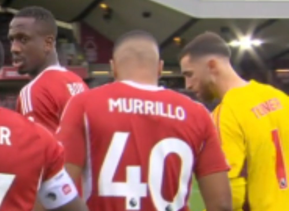 Murillo fue Murrillo en el último fallo de serigrafía en la Premier. Captura/DAZN