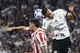 Corinthians venció por la mínima a Estudiantes de La Plata (1-0) en una victoria que dedicó a los 7 hinchas fallecidos el pasado domingo en un accidente de tráfico.