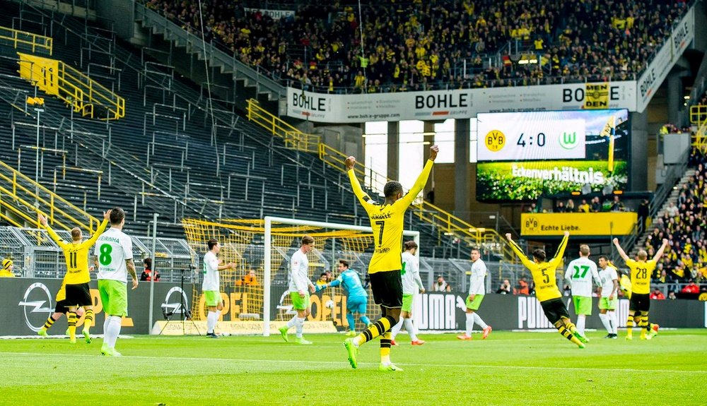 El Borussia Dortmund goleó cómodamente al Wolfsburgo, al que ganó por 3-0. BorussiaDortmund