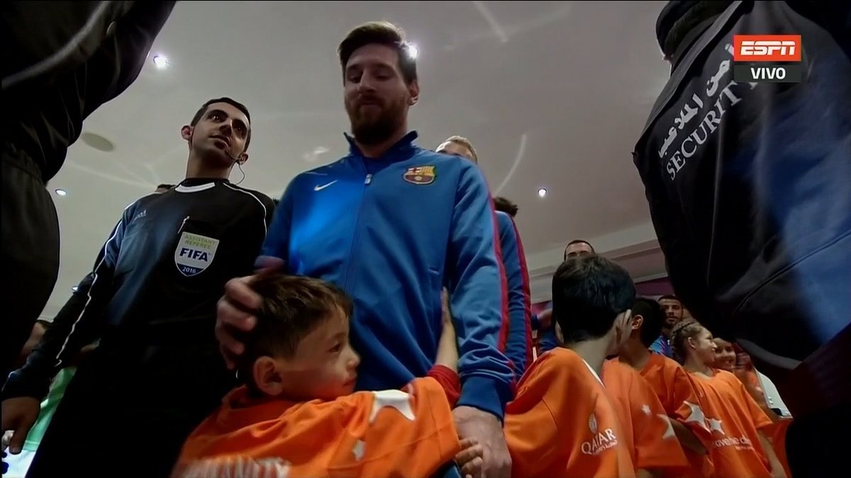 Murtaza et Leo Messi avant le coup d'envoi du match amical contre Al Ahli. ESPN
