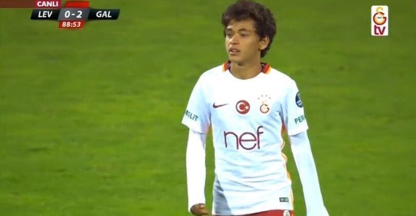 Mustafa Kapi, jugador del Galatasaray, debuta con su equipo con sólo 14 años de edad. GalatasarayTV