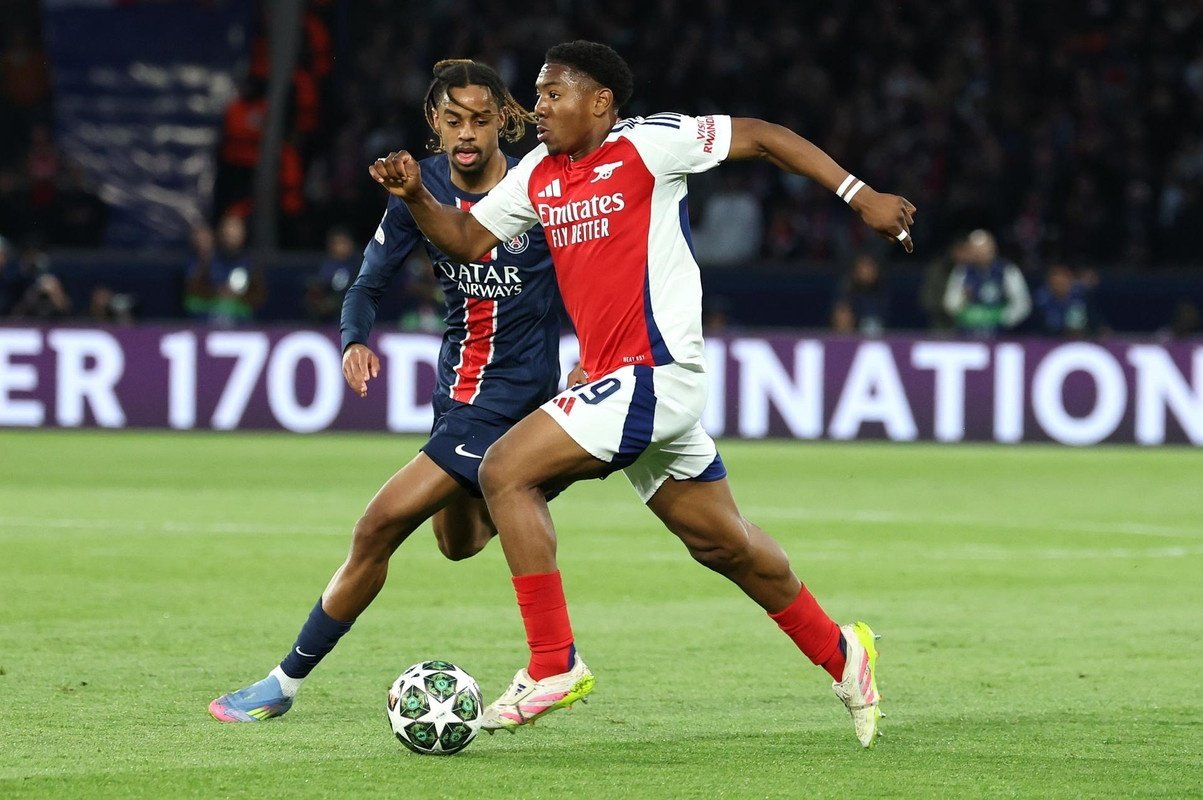Lewis-Skelly se ha comprometido con el Arsenal a largo plazo. EFE
