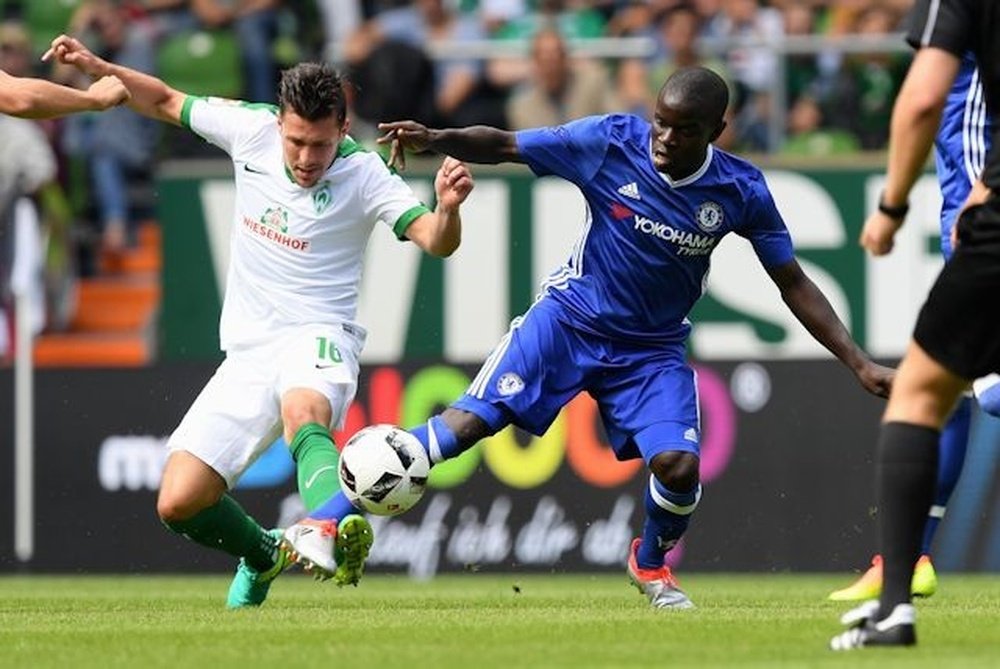 Kanté pelea por un balón con Junuzović en el Chelsea-Werder jugado en tierras alemanas. ChelseaFC