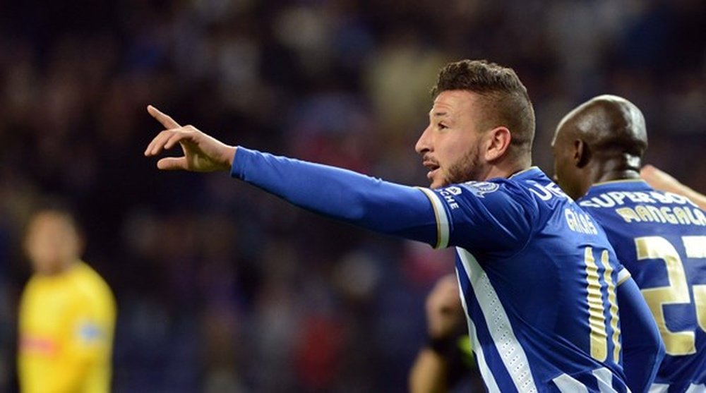 Nabil Ghilas gesticula durante un partido con el Oporto. 