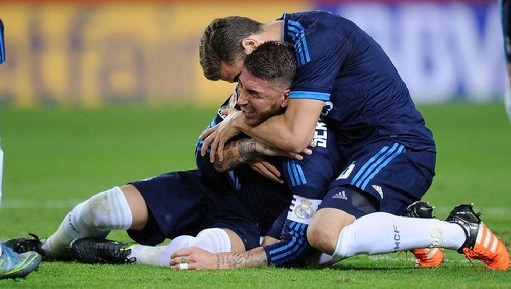 Nacho abraza a Sergio Ramos en un partido del Real Madrid. Twitter