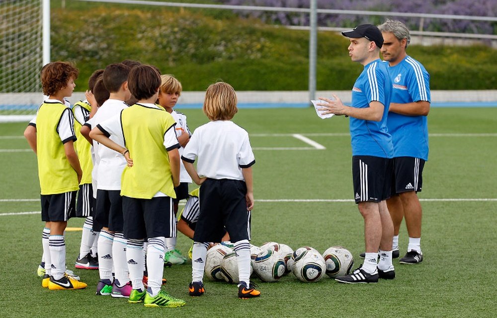 Nacho Ferrer, entrenador del Benjamín A del Real Madrid, en un entrenamiento con sus jugadores. RealMadrid