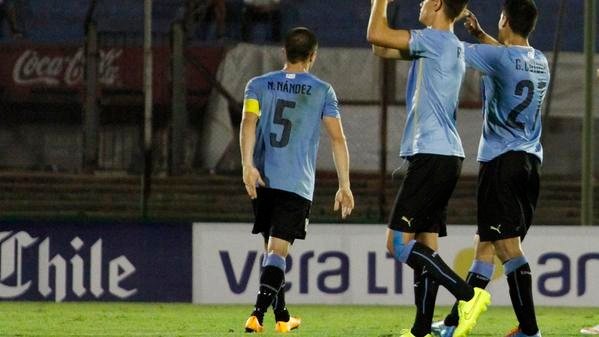 Nahitán Nández, en un partido con las categorías inferiores de Uruguay. Twitter