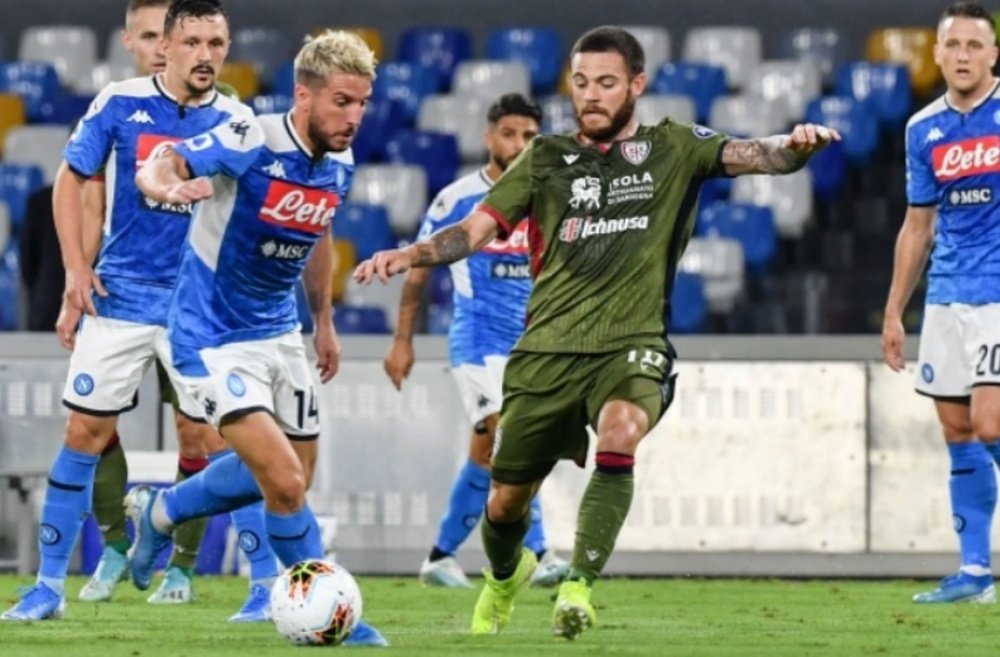 Nahitán Nández pelea por un balón durante el Cagliari-Nápoles (ampliada). AFP