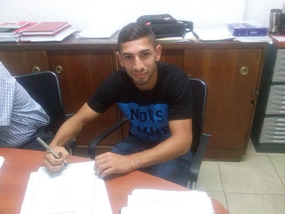 Nahuel Rodríguez estampa su firma en el que es su primer contrato con Argentinos Juniors. Twitter
