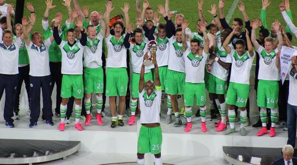 Naldo alza al cielo el trofeo de campeón de la Supercopa de Alemania. Twitter