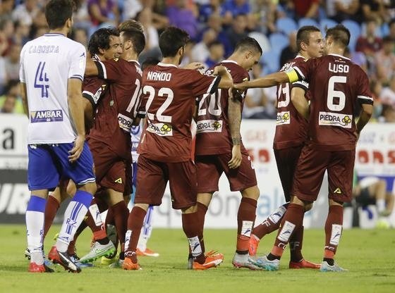 Nando y Luso felicitan a Pedro Ríos por su gol, que dio la victoria al Córdoba en su visita a La Romareda. Twitter