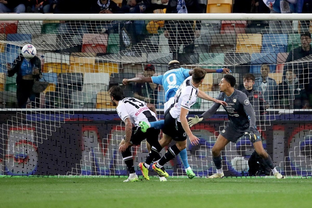 Udinese, que llegaba al partido ante el Nápoles con 17 empates en 34 jornadas, sumó su igualada número 18 gracias a un gol de Isaac Success en el minuto 92. El punto frena a los 'partenopei' en su intento de llegar a Europa, mientras que los locales, pese al alegrón final, no salen de la zona de descenso.