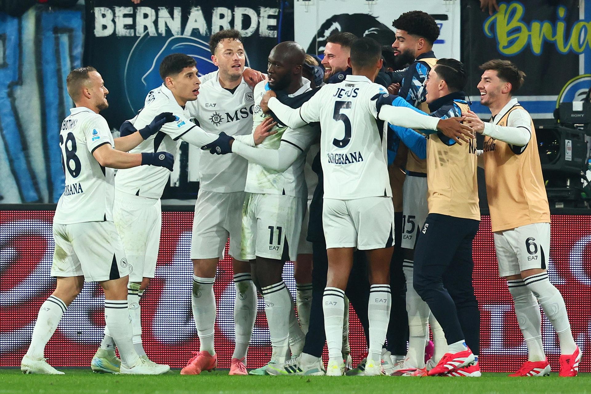 Lukaku pasa la página de Kvaratskhelia en Bérgamo