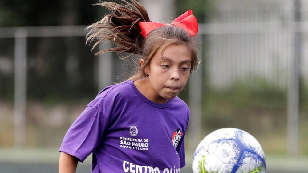 Natália, la primera niña en jugar en un equipo masculino en Brasil. SebastiaoMoreira/EFE