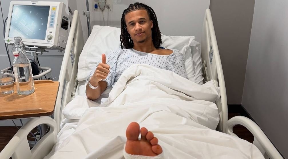 Mais um problema para o City: Aké sofre fratura no pé