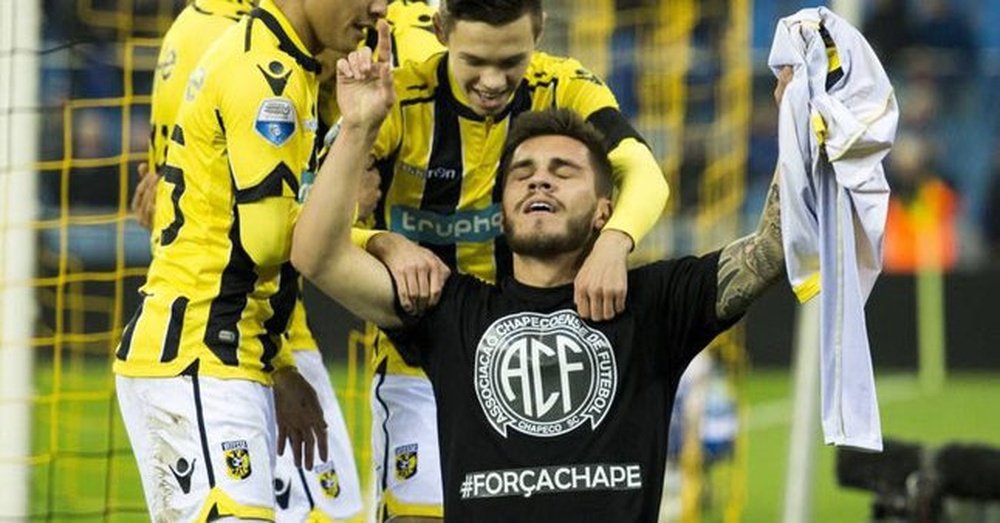 Nathan dedicó el gol del Vitesse a las víctimas de Chapecoense. AFP