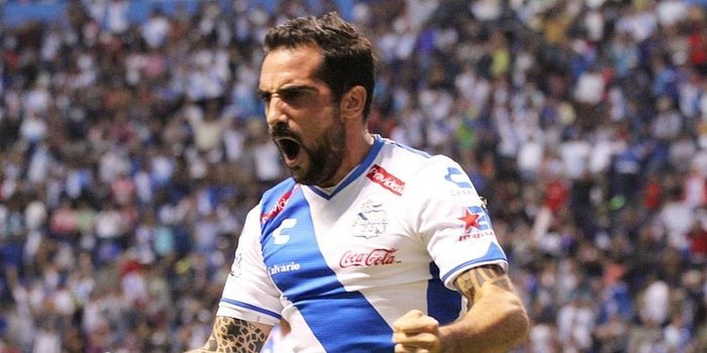 Navarro celebra un gol con la camiseta de Puebla.  ClubPuebla