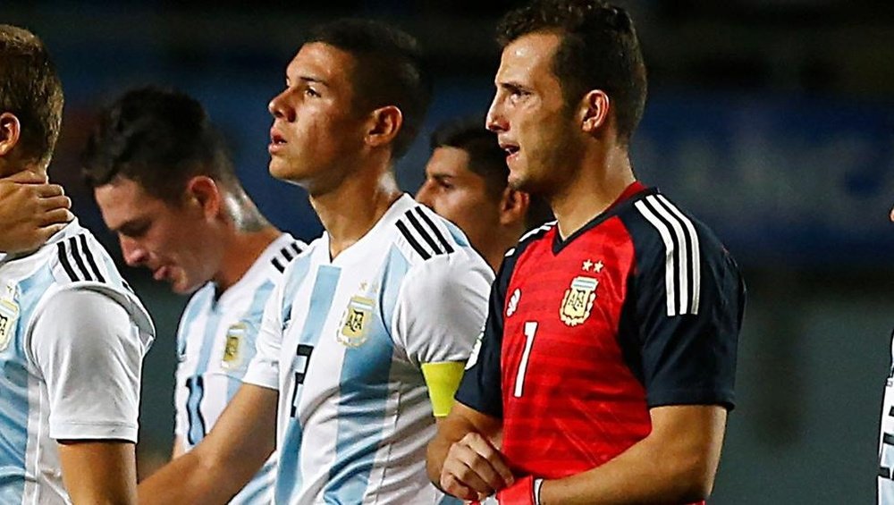 El XI con el que debutará Argentina en el Preolímpico. EFE/Esteban Garay